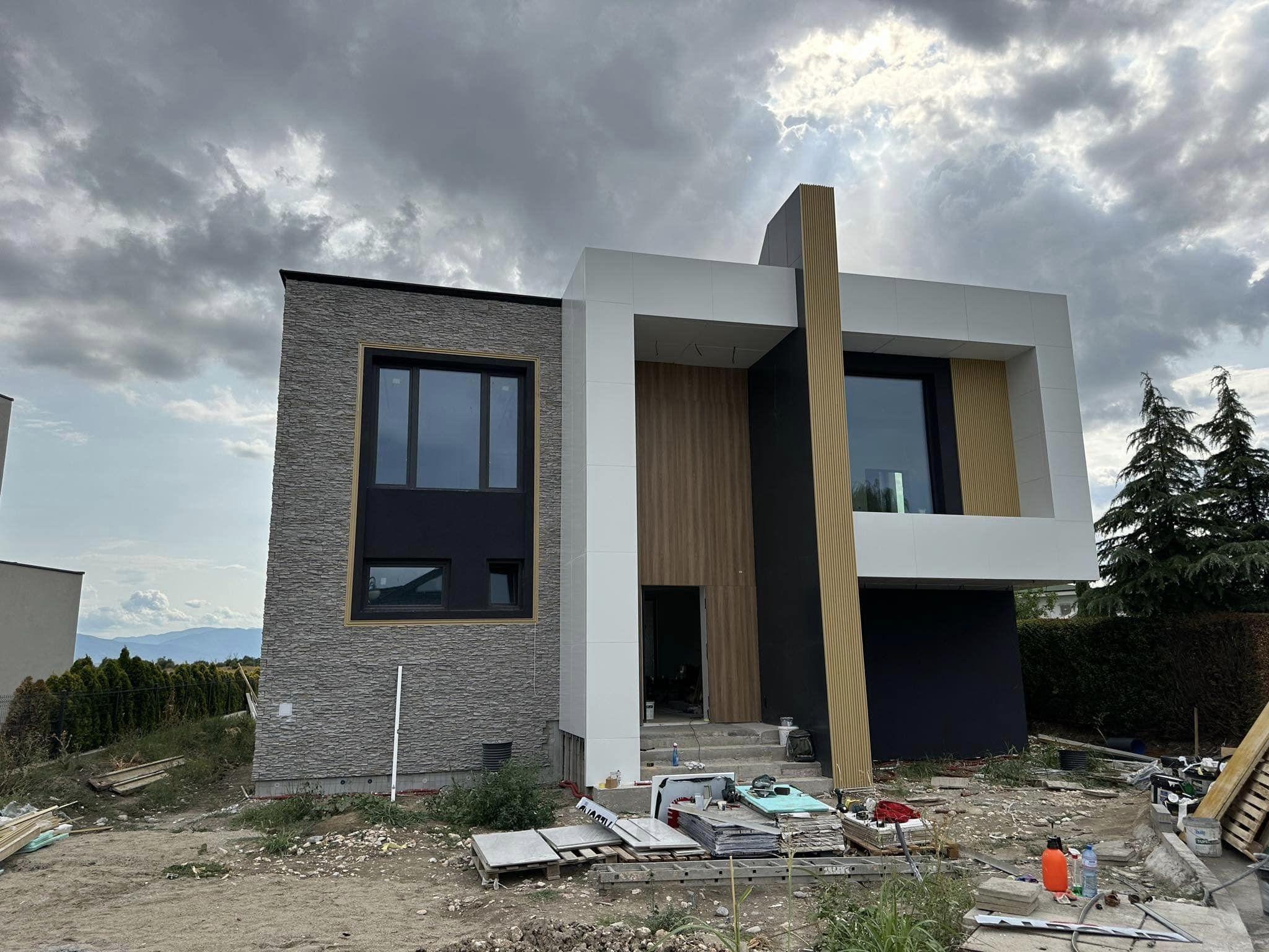 Изработка и монтаж на еталбонд и HPL за къща в Teres Homes — HPL / Еталбонд фасада — Пловдив, България