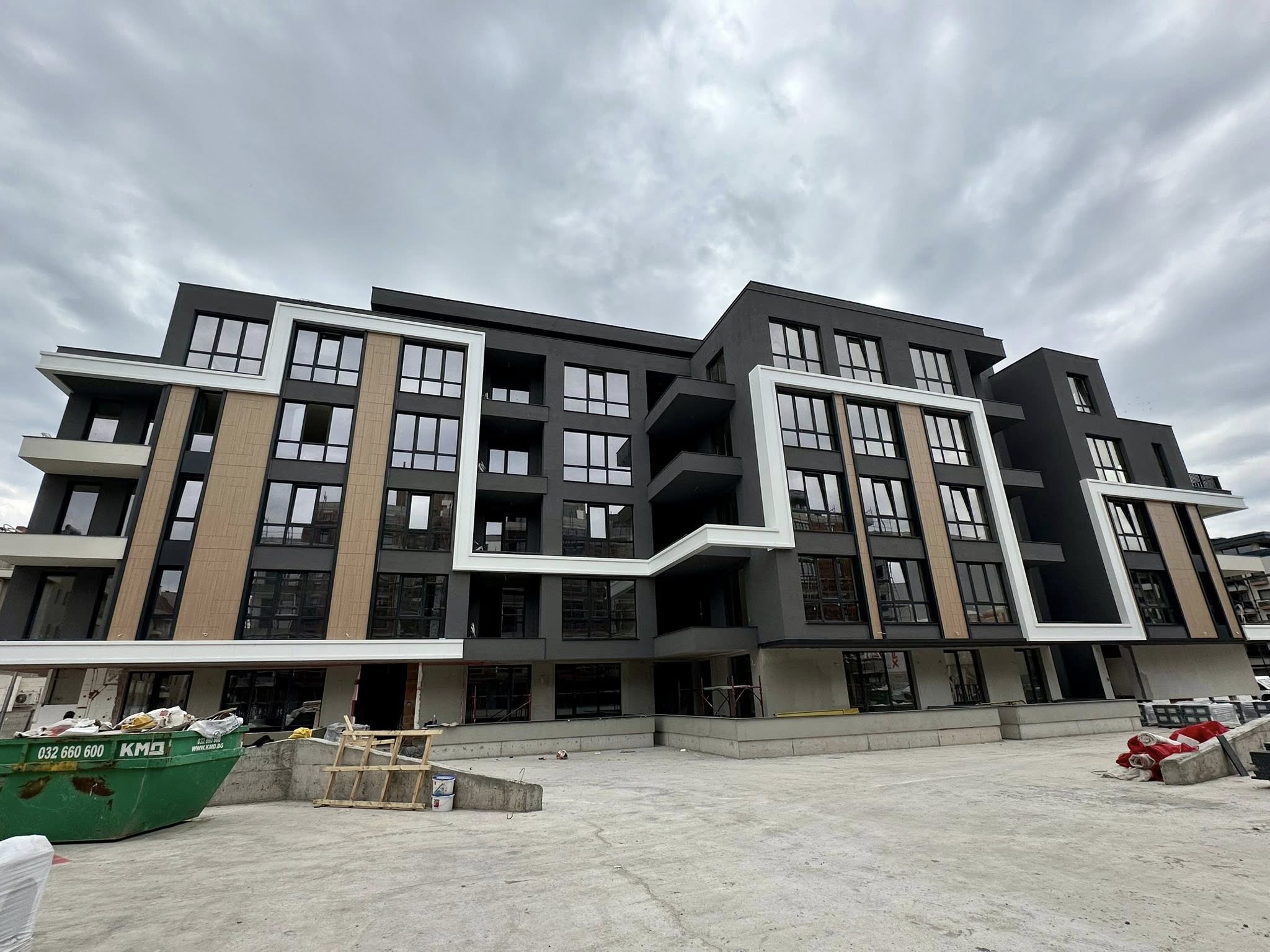 Модерна вентилируема фасада с бонд панели и HPL елементи