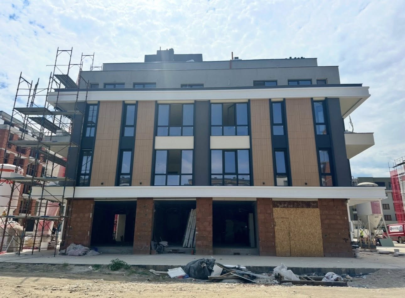 Изпълнение на вентилируема фасада от алуминиев композитен панел и HPL