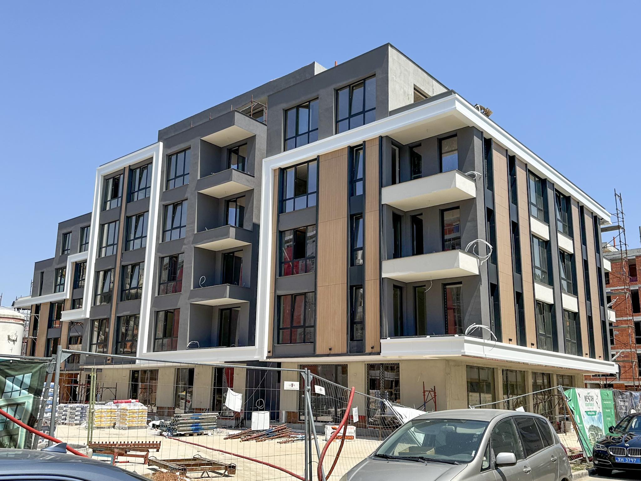 Изпълнение на вентилируема фасада от алуминиев композитен панел и HPL